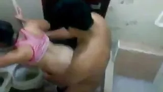 وہ صرف جاتا ہے کے لئے ایک مساج کرنے ترنس پورن کے لئے اس busty کتیا