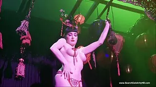 شیشے آخر کی طرف سے ایک بڑی پورن ستار گدی mulatto کے بعد مشت زنی کے ساتھ ایک dildo کے